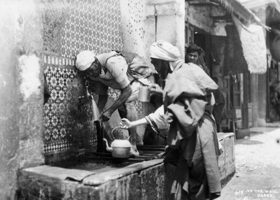 Mensen die water halen uit een put, Rabat, Marokko, ca. 1920-1930 door Unbekannt