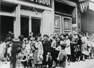Mensen in de rij voor een zuivelwinkel, door Duitsland bezet Parijs, 26 juli 1940 door Unbekannt