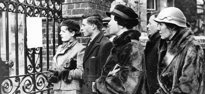 Mensen lezen de bulletins over de laatste ziekte van Koning George V door Unbekannt