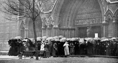 Mensen wachten in de regen om een dienst bij te wonen in Westminster Abbey, Londen, 1910 door Unbekannt