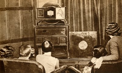 Mensen kijken naar een vroege televisie-uitzending, c1930, 1933 door Unbekannt