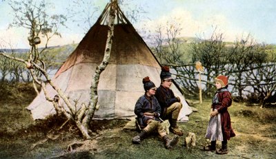 Mensen met een traditionele tent, Lapland, Zweden, c1923 door Unbekannt