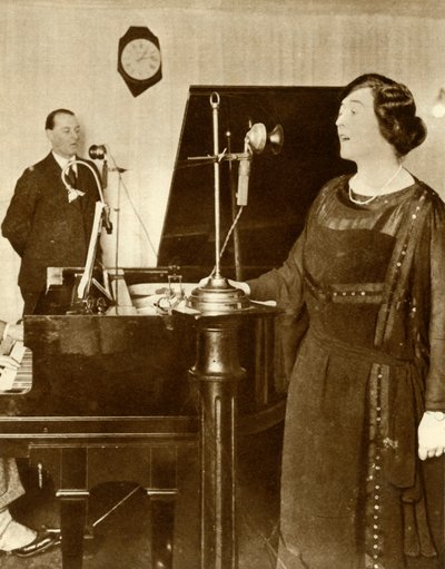 Artiesten die een duet zingen in een van de studio