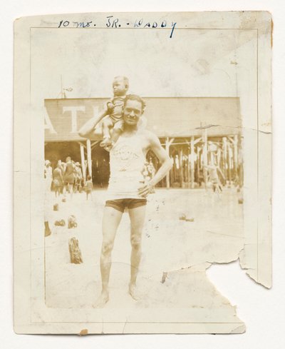 Foto van Kpl. Lawrence Leslie McVey met zijn zoon, Lawrence McVey Jr., 1925 door Unbekannt