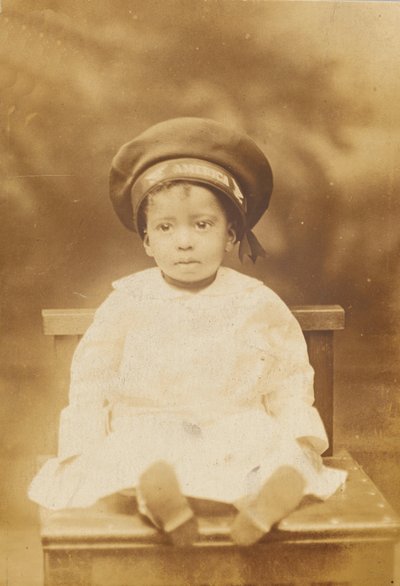 Fotografische ansichtkaart met afbeelding van een klein kind, 1918-1930 door Unbekannt