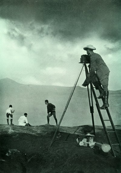 Fotograferen bij de Kraterrand, Aso-San, 1910 door Unbekannt