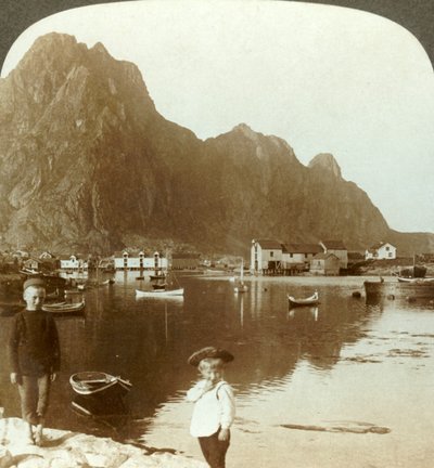 Pittoresk Svolvaer, een ver noordelijke vissersplaats, Lofoten Eilanden, N. Noorwegen, ca. 1905 door Unbekannt
