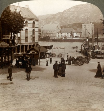 Schilderachtig oud fort Bergenhus, vanaf een plein in de moderne stad, Bergen, Noorwegen, 1905 door Unbekannt
