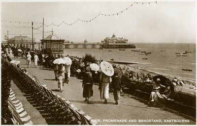 Pier, promenade en muziektent, Eastbourne, Sussex, ca. 1920s door Unbekannt
