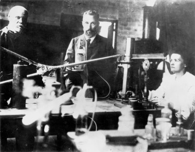 Pierre en Marie Curie, Franse wetenschappers, aan het werk in het laboratorium door Unbekannt