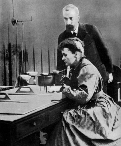 Pierre en Marie Curie in hun laboratorium, 1898 door Unbekannt