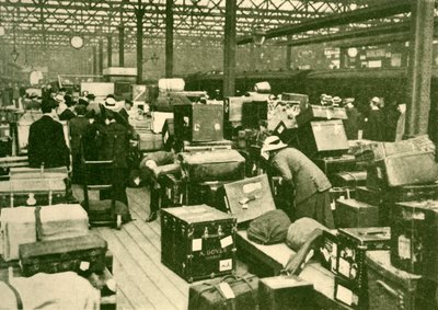 Stapels bagage op Charing Cross Station, 1930 door Unbekannt