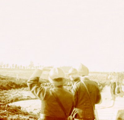 Vliegtuig boven loopgraven, Ramskapelle, België, ca. 1914-ca. 1918 door Unbekannt