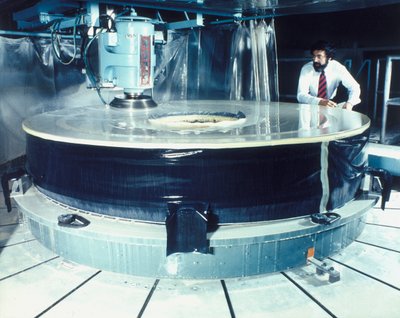 Polijsten van de spiegel van de Hubble-telescoop, jaren 1980 door Unbekannt