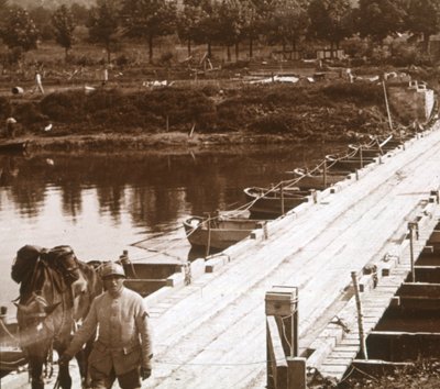 Pontonbrug over de rivier de Aisne bij Venizel, Aisne, Frankrijk, ca. 1914-1918 door Unbekannt
