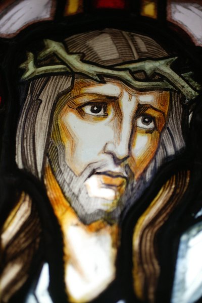 Portret van Jezus. Glas-in-loodraam. Sint-Blaise Kerk Vichy Frankrijk door Unbekannt