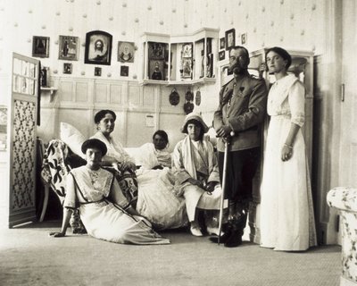 Portret van Tsaar Nicolaas II (1868-1918) met zijn familie, van links naar rechts Tatiana, Alexandra (zijn vrouw), Anastasia, Maria en Olga, ca. 1910 door Unbekannt