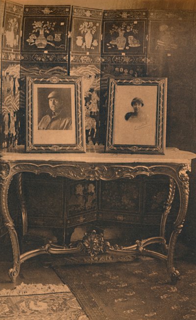 Portretten van de koning en koningin van België bij de Cubaanse ambassade in Brussel, België, 1927 door Unbekannt