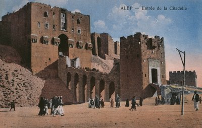 Ansichtkaart met de ingang van de Citadel in Aleppo, c.1920 door Unbekannt