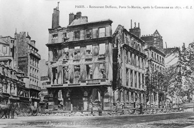 Ansichtkaart met schade aan Deffieux Restaurant, Porte St.-Martin, na de Parijse Commune van 1871 door Unbekannt