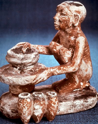 Pottenbakker die vaten draait op een wiel, Oud-Egyptisch, Oude Rijk, 5e dynastie 2565-2420 v.Chr. door Unbekannt