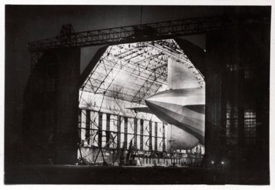 Voorbereidingen voor een nachtvlucht, Zeppelin LZ 127 Graf Zeppelin, 1933 door Unbekannt