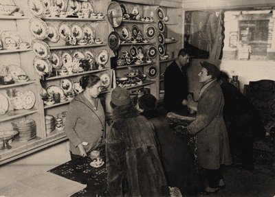 Voorvertoning voor de veiling van de eigendommen van de Romanov Tsarenfamilie, Moskou door Unbekannt