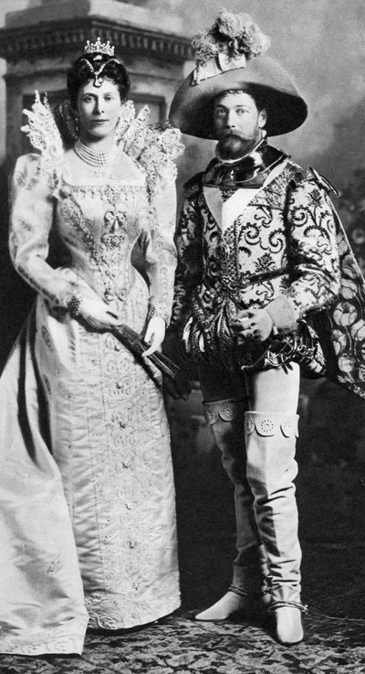 Prins George en Mary van Teck in kostuum, Devonshire House Ball door Unbekannt