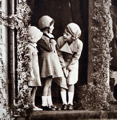 Prinses Elizabeth, Prinses Margaret en hun nicht, Margaret Elphinstone, tijdens de Royal Highland Society in Princess Royal Park door Unbekannt