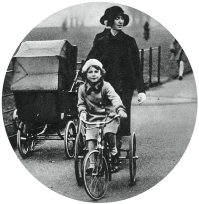 Prinses Elizabeth op een driewieler, maart 1932, 1937 door Unbekannt