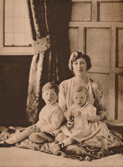 Prinses Mary, gravin Lascelles, met haar twee zonen, Gerald en George, 1926 door Unbekannt