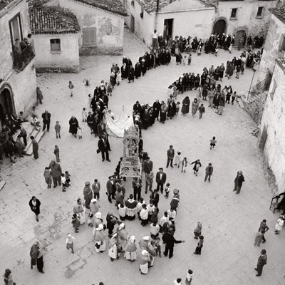 Processie van Geselaars, Albano di Lucania, Potenza, Basilicata, Italië (zw/w foto) door Unbekannt