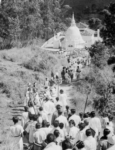 Processie naar een Boeddhistische tempel, Diyatalawa, Ceylon, ca. 1945 door Unbekannt