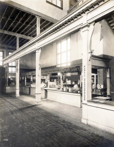 Publieke gemaksstand, met ansichtkaart, snoep en publieke stenograafhokjes in het Paleis van Manufacturen op de Wereldtentoonstelling van 1904 door Unbekannt