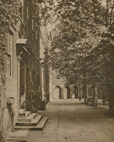 Pump Court in zijn Zomerkleed van Bladeren en Zonlicht, ca. 1935 door Unbekannt