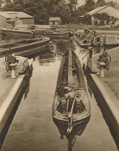 Een Apenboot door de Sluis duwen in Brentford, c1935 door Unbekannt