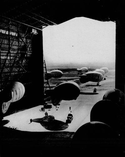 Barrageballonnen in een hangar plaatsen, 1943 door Unbekannt