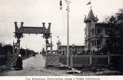 Pyatigorskstraat en een hotel, Yessentuki, Rusland, 1900s door Unbekannt