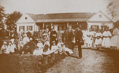 Pjotr I. Tsjaikovski 1840-1893 met de Familie Davydov op het Kamenka Landgoed door Unbekannt