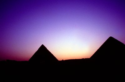 Piramides van Gizeh, Egypte, bij zonsondergang door Unbekannt