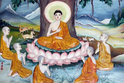 Quan The Am Bo Tat tempel (Pagode van Avalokitesvara Bodhisattva). Shakyamuni Boeddha predikt de leer - het wiel van de wet - aan zijn vijf discipelen. Vung Tau. Vietnam door Unbekannt