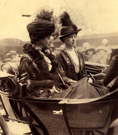 Koningin Alexandra van Denemarken en Prinses Victoria arriveren bij St. Paul