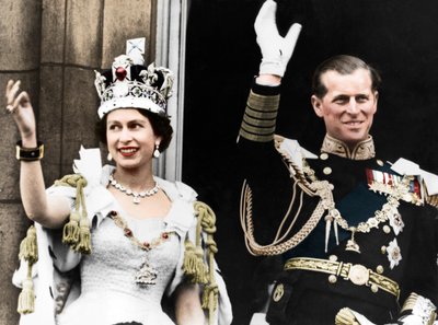 Koningin Elizabeth II en de hertog van Edinburgh op hun kroningsdag, Buckingham Palace, 1953 door Unbekannt
