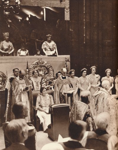 Koningin Elizabeth kijkt toe terwijl haar man wordt gekroond op de dag van zijn kroning, 1937 door Unbekannt
