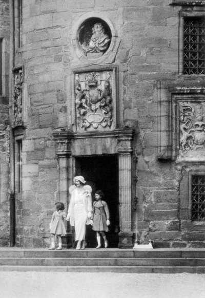 Koningin Elizabeth met prinsessen Elizabeth en Margaret Rose, Glamis Castle, Schotland, 1937 door Unbekannt