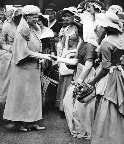 Koningin Mary op de oude Westminster markt en kermis in Deans Yard, Westminster, ca. 1936 door Unbekannt