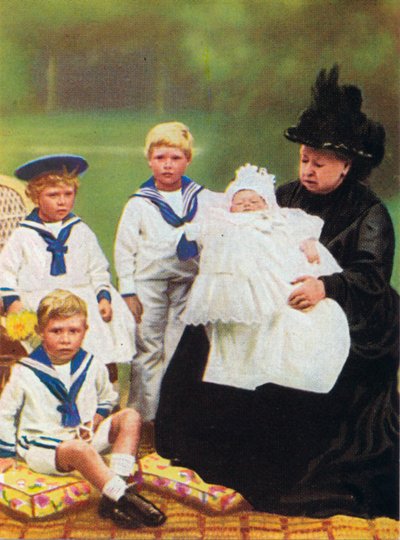 Koningin Victoria 1819-1901 afgebeeld met enkele van haar achterkleinkinderen, in Osborne House op het eiland Wight door Unbekannt