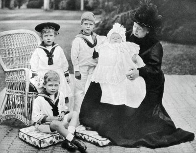 Koningin Victoria met haar achterkleinkinderen in Osborne House, Isle of Wight, 1900 door Unbekannt