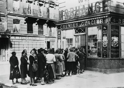 Rij vrouwen buiten een zuivelwinkel, door Duitsland bezet Parijs, 28 juni 1940 door Unbekannt
