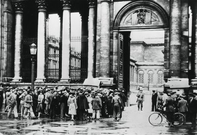 Rij buiten het Informatie Bureau voor burgers in de Kamer van Afgevaardigden, Parijs, juli 1940 door Unbekannt